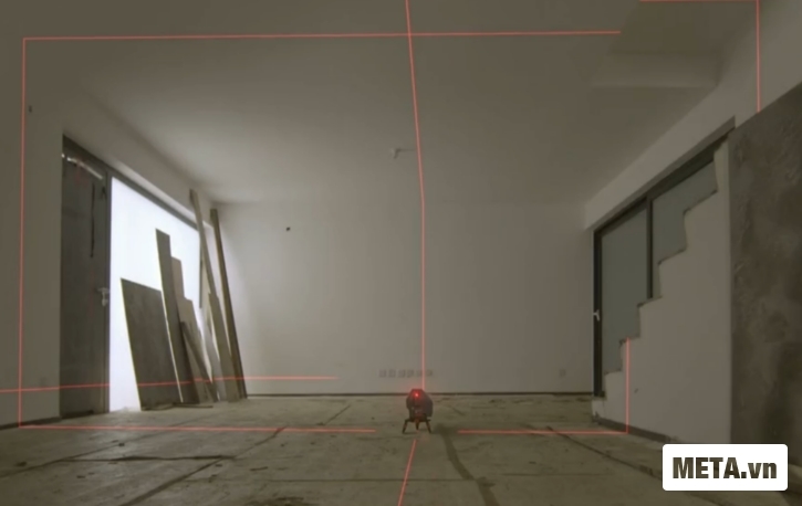 Máy cân mực Bosch GLL 5-50 gồm 5 tia laser có độ chính xác cao.