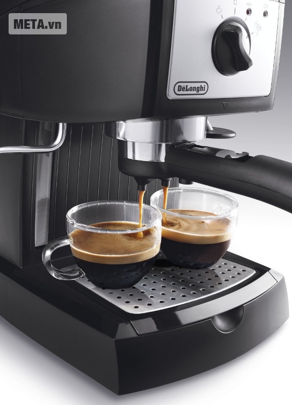 Máy pha cà phê Delonghi EC156.B pha được 2 tách cà phê cùng lúc.