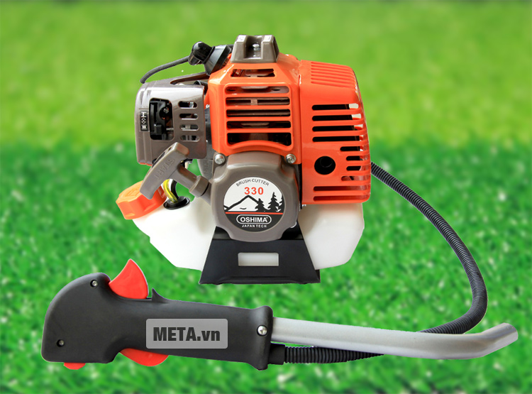 Máy cắt cỏ Oshima 330 cam xám chạy bằng động cơ xăng pha nhớt.