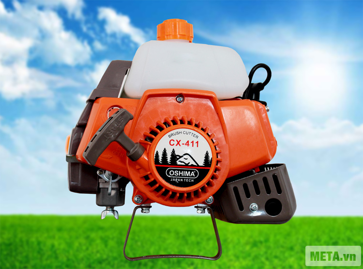 Máy cắt cỏ Oshima 411 cam xám với động cơ chạy bằng xăng pha nhớt.