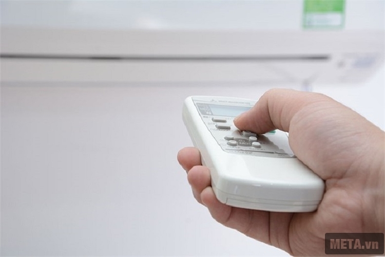 Điều hòa 2 chiều 9000 BTU Electrolux ESM09HRF-D2 có thể điều khiển từ xa dễ dàng.