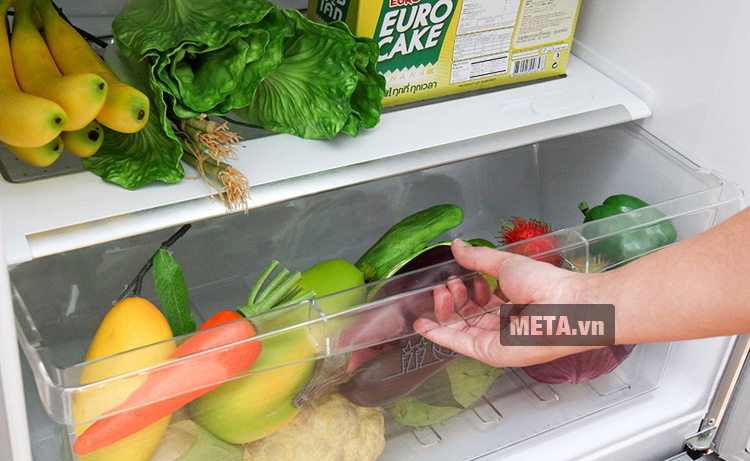 Tủ lạnh side by side 510 lít Electrolux ESE5687SB-TH giúp bảo quản rau củ tươi ngon.