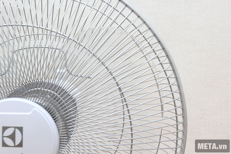 Quạt đứng Electrolux ESSF2063SO với nan quạt được đan xen kẽ nhau. Quạt đứng Electrolux ESSF2063SO với nan quạt được đan xen kẽ nhau.