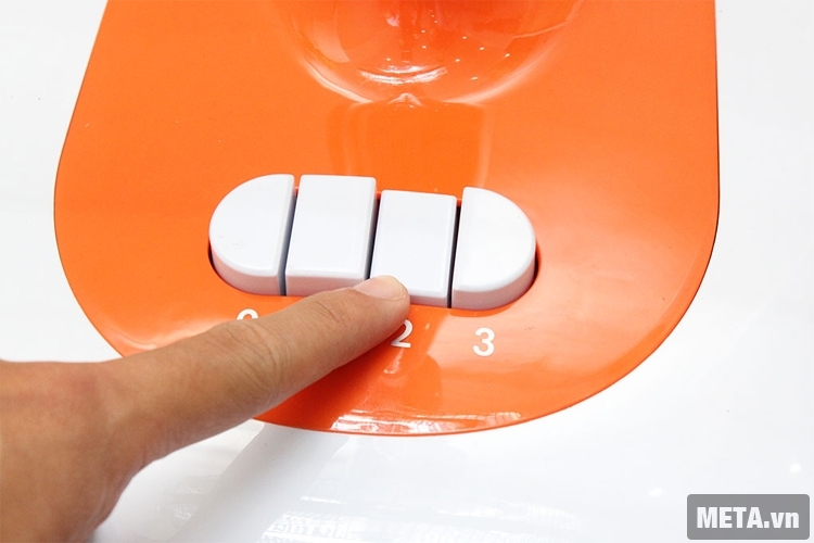 Quạt đứng Electrolux ESSF2063SO với nút điều chỉnh tốc độ gió. Quạt đứng Electrolux ESSF2063SO với nút điều chỉnh tốc độ gió.