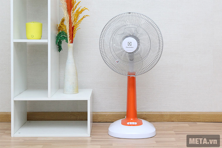 Quạt đứng Electrolux ESSF2063SO được thiết kế với màu cam nổi bật không gian sống của bạn. Quạt đứng Electrolux ESSF2063SO được thiết kế với màu cam nổi bật không gian sống của bạn.