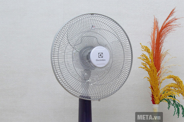 Quạt đứng Electrolux ESSF2063P với lồng quạt chắn chắn. Quạt đứng Electrolux ESSF2063P với lồng quạt chắn chắn.