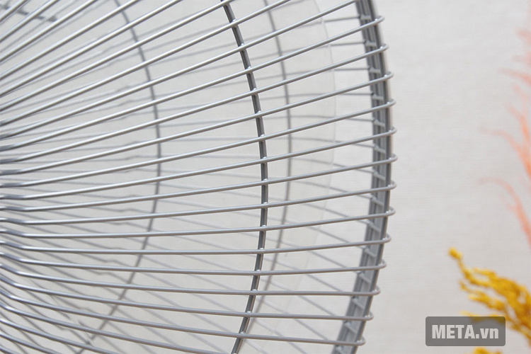 Quạt đứng Electrolux ESSF2063P với nan quạt được đan xen kẽ nên vô cùng an toàn cho trẻ nhỏ. Quạt đứng Electrolux ESSF2063P với nan quạt được đan xen kẽ nên vô cùng an toàn cho trẻ nhỏ.