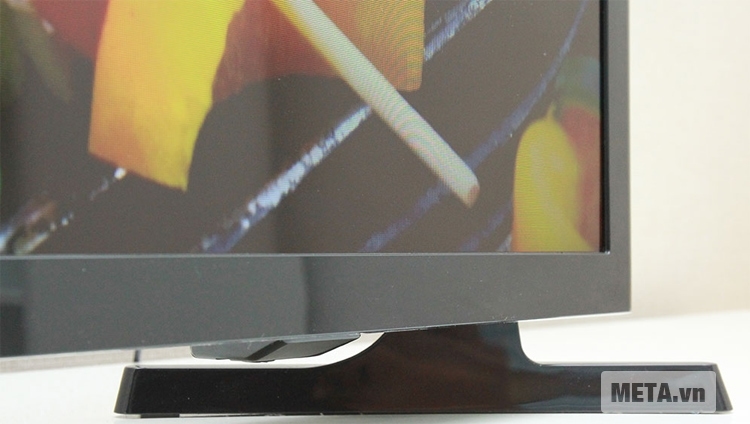 Tivi internet Samsung 32 inch UA32J4303AKXXV được thiết kế chân đế chắc chắn.