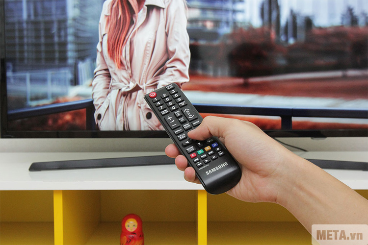 Tivi LED Samsung 40 inch Full HD UA40J5000AKXXV với điều khiển cầm tay.