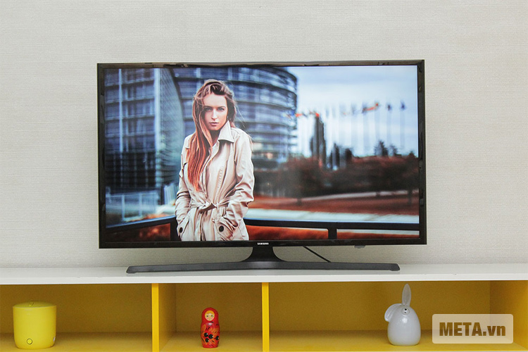Tivi LED Samsung 40 inch Full HD UA40J5000AKXXV với thiết kế sang trọng.