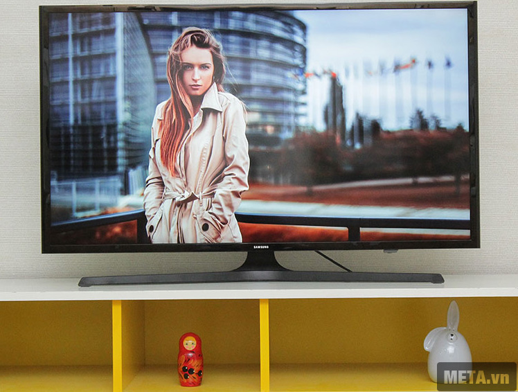 Tivi smart Samsung 40 inch Full HD UA40J5200AKXXV với thiết kế hiện đại, sang trọng.