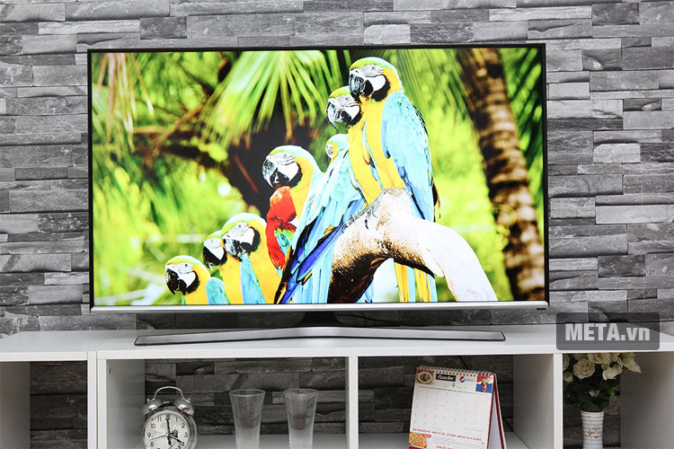Tivi smart Samsung 40 inch Full HD UA40J5500AKXXV được thiết kế với kiểu dáng sang trọng, hiện đại.