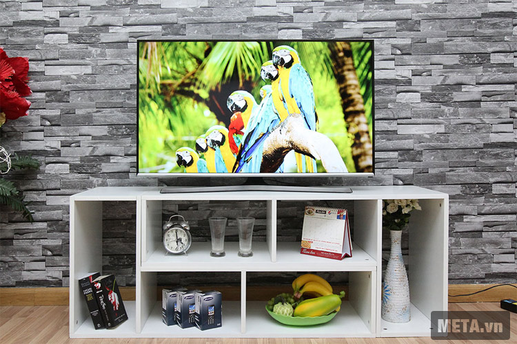 Tivi smart Samsung 40 inch Full HD UA40J5500AKXXV được thiết kế với kiểu dáng sang trọng, hiện đại.