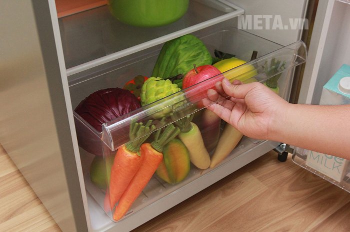 Tủ lạnh 171 lít Toshiba S19VUP(TS) có khay đựng rau củ lớn.