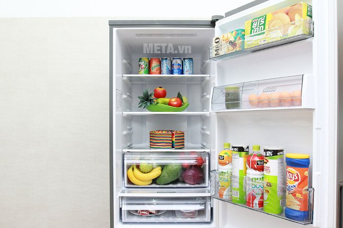 Ngăn làm mát rộng rãi, đựng được nhiều đồ.