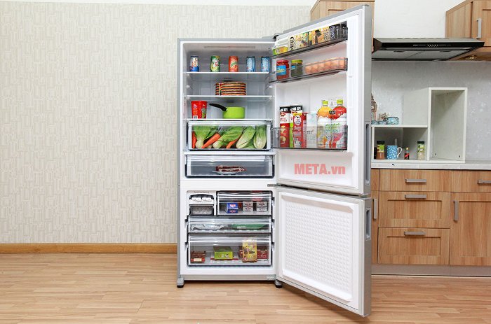 Tủ lạnh có dung tích lớn, phù hợp với gia đình đông thành viên.