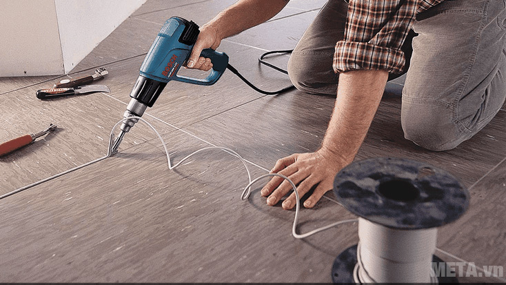 Máy thổi hơi nóng Bosch GHG 600-3 giúp công việc đạt hiệu quả cao.