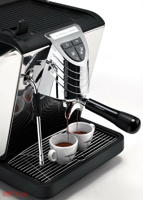 Máy pha cà phê Nuova Simonelli Oscar II có thể pha 2 tách cà phê cùng lúc, giúp tiết kiệm thời gian.