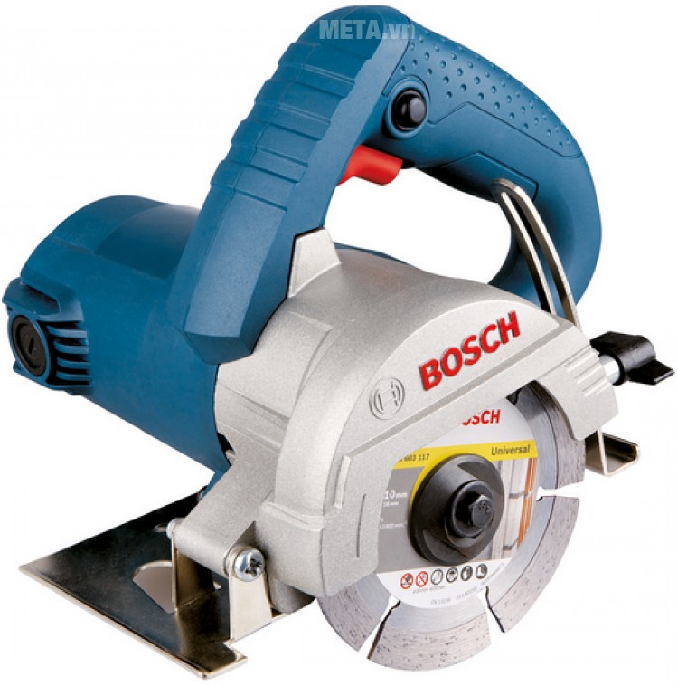 Máy cắt gạch Bosch GDM 121 nhỏ gọn, dễ thao tác.