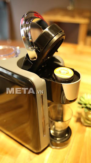 Đặt viên nén cà phê vào máy pha cà phê viên nén Nesso K-cup