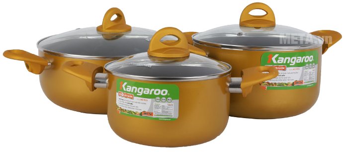 Có thể dùng nồi 26cm có trong bộ nồi nhôm sắc màu Kangaroo KG935 để luộc gà. Có thể dùng nồi 26cm có trong bộ nồi nhôm sắc màu Kangaroo KG935 để luộc gà.