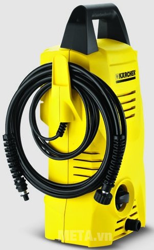 Máy rửa xe Karcher K2 Compact Car có thể xếp dây phun áp lực gọn gàng trên thân máy 