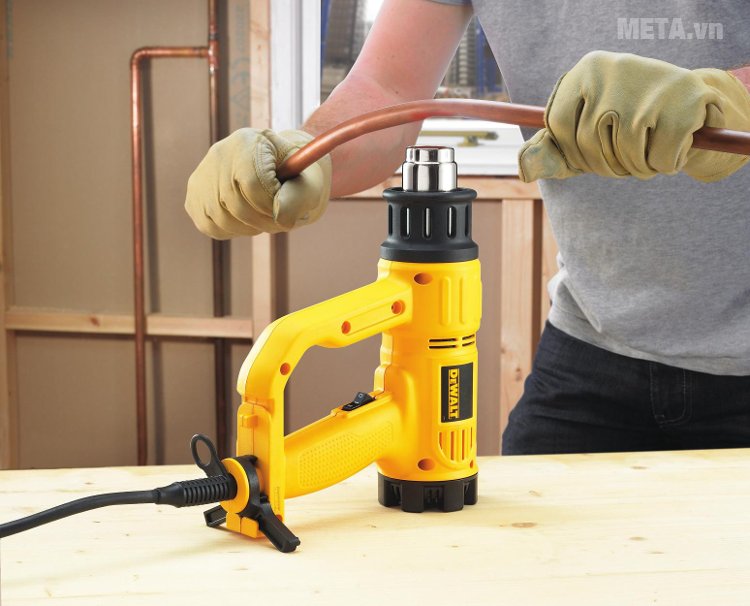 Máy thổi hơi nóng 1.800W DeWalt D26411 được thiết kế có tay cầm chắc chắn