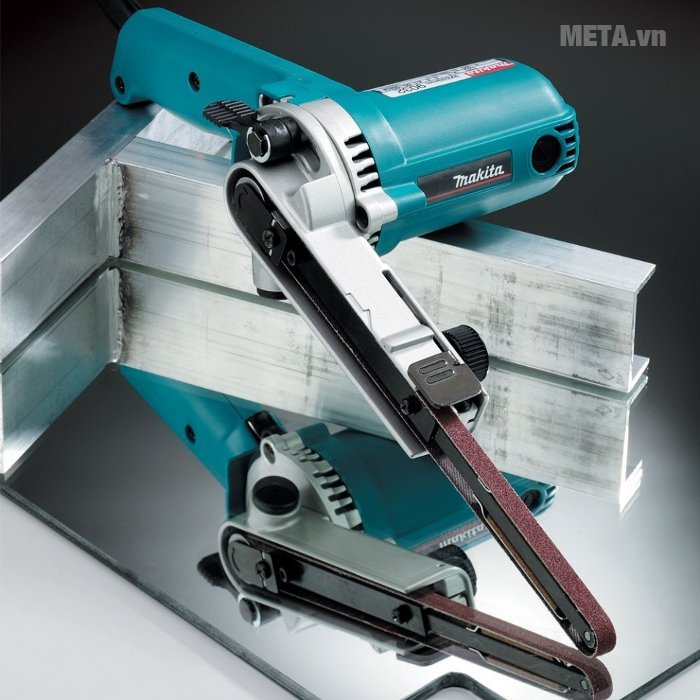 Máy chà nhám băng Makita 9032 có thiết kế nhỏ gọn, dễ sử dụng 