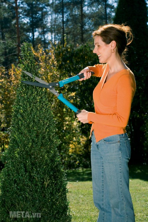 Kéo bánh răng tỉa rào Gardena 600 - 00393-20 được thiết kế lưỡi cắt thẳng không dính