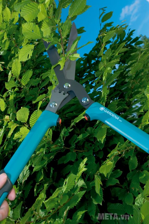 Kéo bánh răng tỉa rào Gardena 600 - 00393-20 thiết kế tay cầm bằng nhựa mềm giúp bạn dễ dàng thao tác 