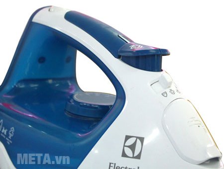 Bàn là Electrolux ESI5223 có tay cầm chắc chắn 