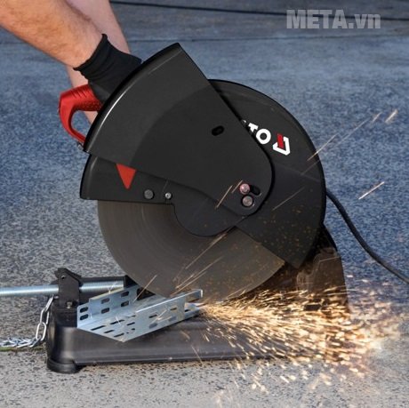 Máy cắt sắt Makita 2414NB có thiết kế tay cầm chữ D, dễ dàng thao tác 
