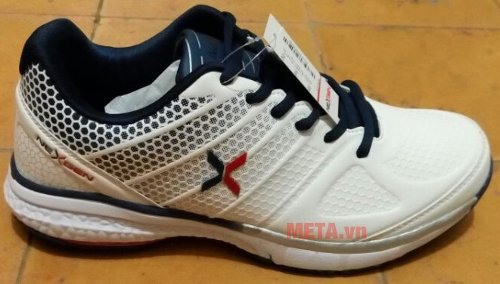 Giày tennis Nexgen NX16190 có logo được in trên thân giày 