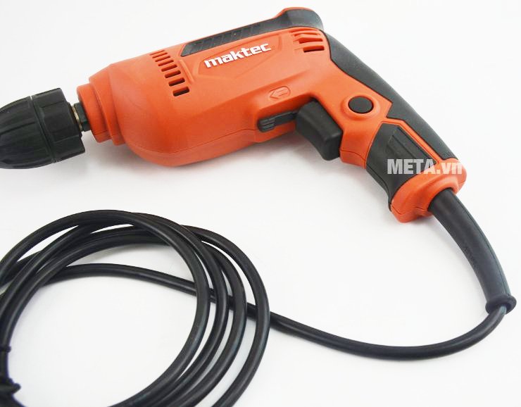 Máy khoan Maktec MT607 thiết kế tay cầm có nút bấm chắc chắn