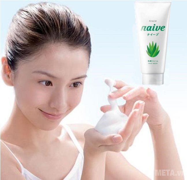 Sữa rửa mặt lô hội Naive 120g giúp làn da căng tràn, đầy sức sống
