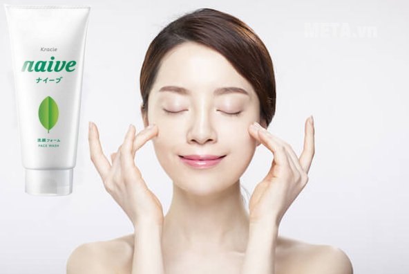 Sữa rửa mặt trà xanh Naive 120g giúp làn da căng tràn, đầy sức sống