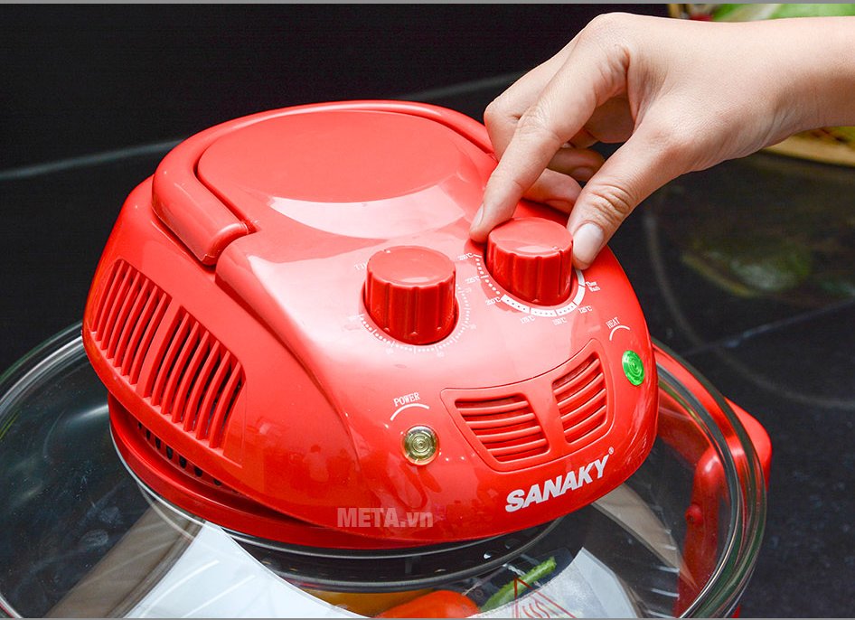 Lò nướng thủy tinh Sanaky VH 188D dễ dàng sử dụng với núm vặn 