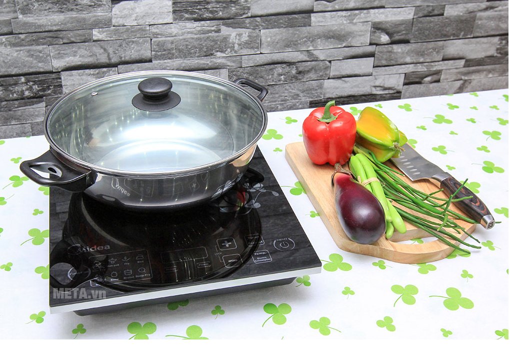 Bếp điện từ Midea MI-SV21DM giúp chế biến nhiều món ăn ngon 