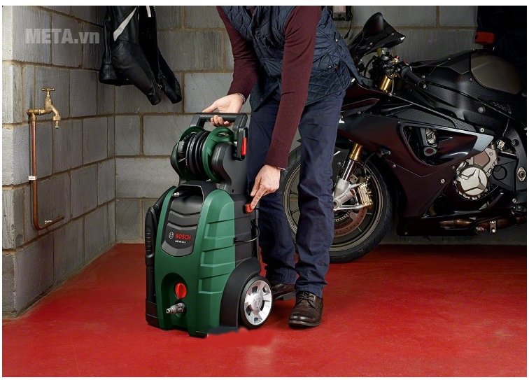 Máy rửa xe gia đình Bosch AQT 45-14X gọn nhẹ dễ dàng di chuyển và cất giữ.