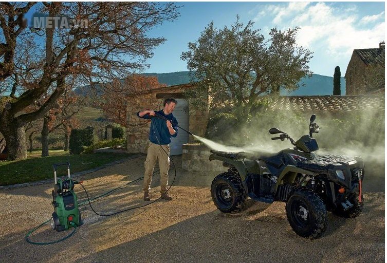 Máy rửa xe gia đình Bosch AQT 45-14X có đầu phun 90 độ, cho khả năng xịt rửa xe mạnh mẽ.