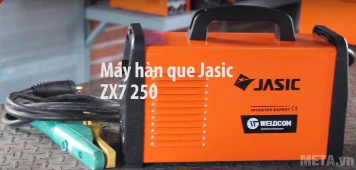 Máy hàn que Jasic ZX7-250 đi kèm 2 đầu nối nhanh 