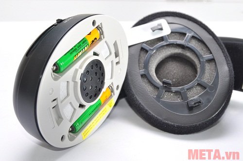 Tai nghe Sennheiser RS 120 II có 2 pin AAA gắn trong củ tai trái.