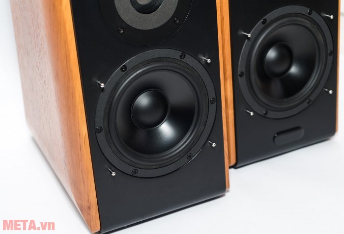 S1000DB sử dụng loa trung trầm đường kính lớn 5,5 inch.