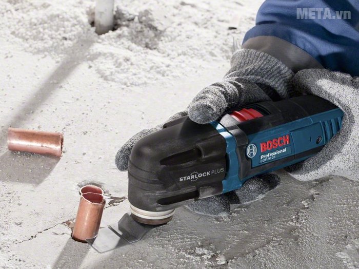 Máy cắt đa năng Bosch GOP 30-28 có vỏ máy bằng nhựa, cầm có độ ma sát cao 