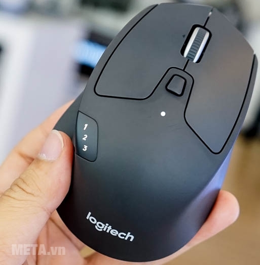 Chuột Logitech M720 nhỏ gọn, cầm nắm khá đầm tay