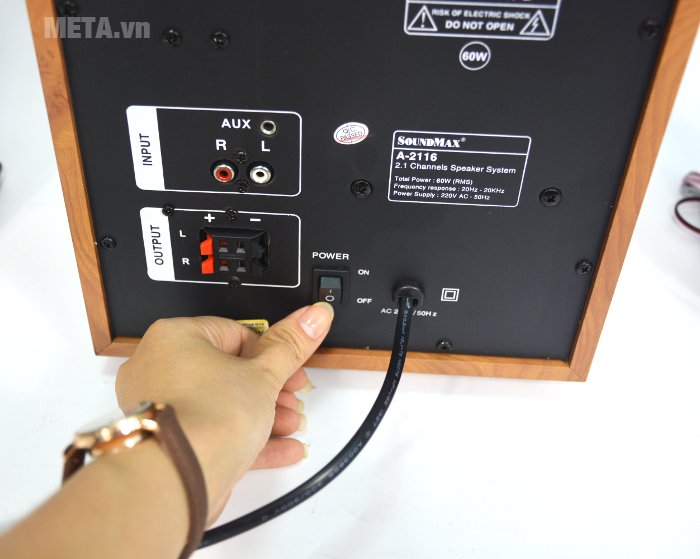 Loa SoundMax A2116 2.1 có nút công tắc phía sau loa 