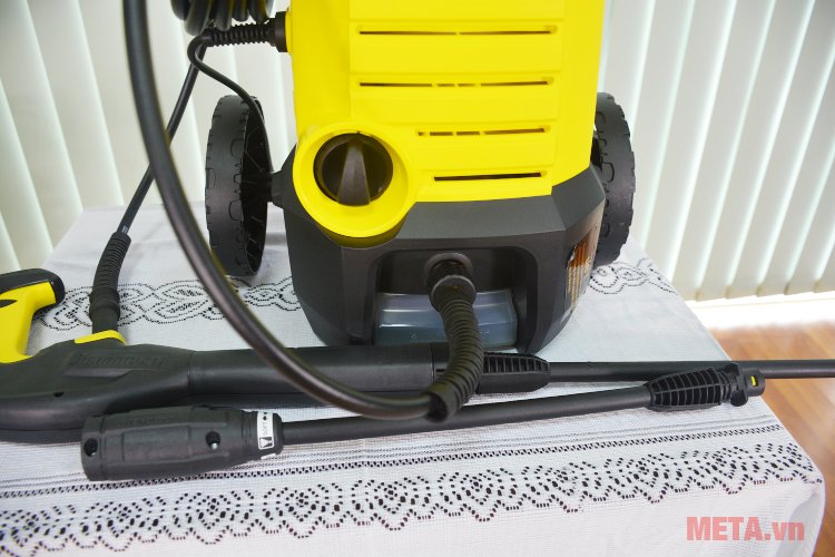 Công tắc bật của máy phun áp lực Karcher K2 360  ở phía trước