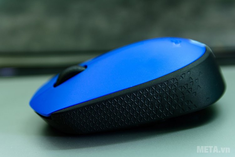 Chuột quang Logitech không dây M171 có các đường gân hai bên sườn giúp tạo ma sát, chống trơn trượt