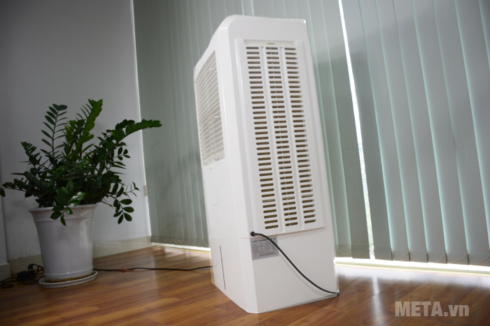 Máy làm mát không khí Sumika D55A có bánh xe đi kèm giúp bạn di chuyển và làm mát mọi nơi