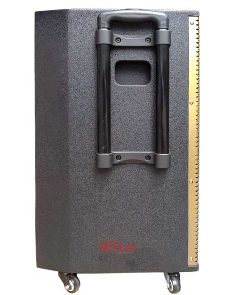 Mỗi loa được tặng kèm hai micro không dây cao cấp và một điều khiển từ xa